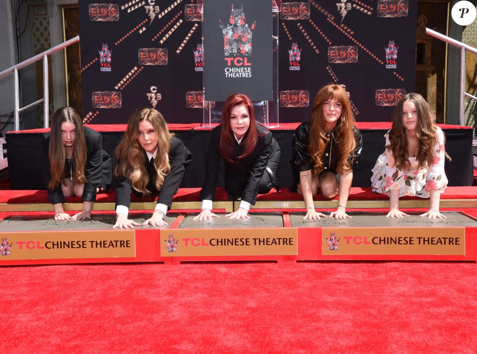 Finley Lockwood, Lisa Marie Presley, Priscilla Presley, Riley Keough and Harper Lockwood - Trois générations de Presley laissent leurs empreintes dans le ciment du TCL Chinese Theater pour célébrer la sortie du film &quot;Elvis&quot; à Los Angeles, le 21 juin 2022.