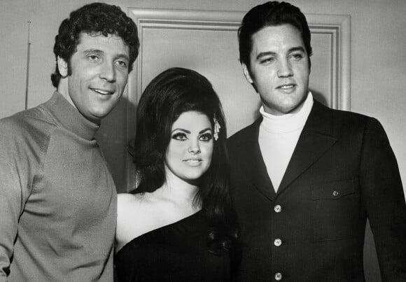 Elvis Presley, sa femme Priscilla Presley et le chanteur Tom Jones