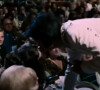 Elvis Presley embrassant des femmes de son public sur scène en 1970