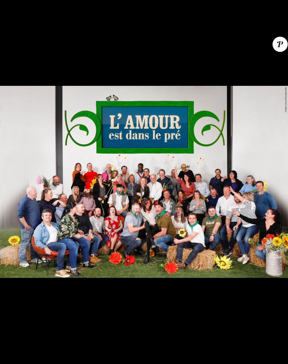 Karine Le Marchand entourée d'agriculteurs de "L'amour est dans le pré".