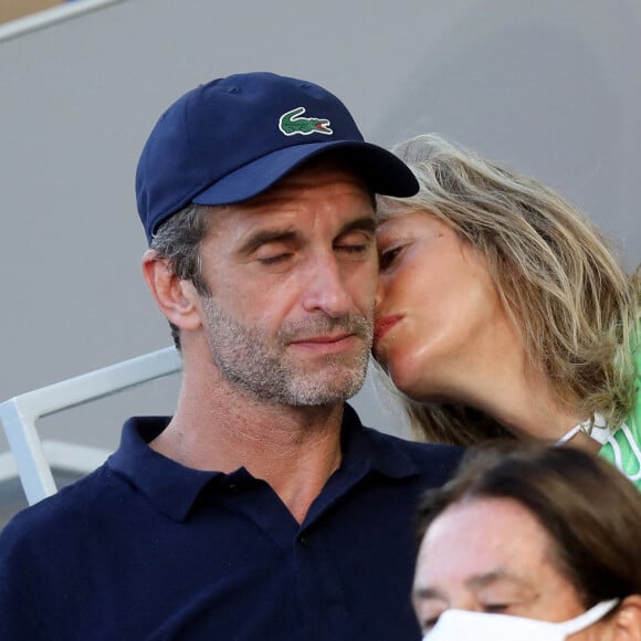 Karin Viard et son compagnon Manuel Herrero dans les tribunes des Internationaux de France de Roland Garros à Paris le 11 juin 2021. © Dominique Jacovides / Bestimage 