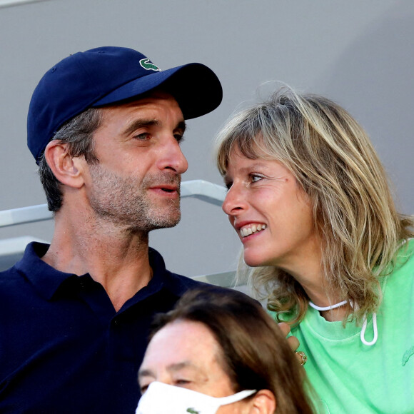 Karin Viard et son compagnon Manuel Herrero dans les tribunes des Internationaux de France de Roland Garros à Paris le 11 juin 2021. © Dominique Jacovides / Bestimage 
