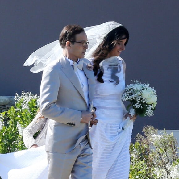 Mariage de Jean-Luc Delarue et Anissa Kehl à Belle-île-en-mer, le 12 mai 2012. Le couple s'est marié dans la maison de l'animateur à Sauzon au cours d'une cérémonie intime. Le fils de Jean-Luc Delarue, Jean, était aux côtés de son père. Le couple, main dans la main, et leurs invités se sont dirigés vers une allée, en direction de la mer, afin de se réunir sur la plage.