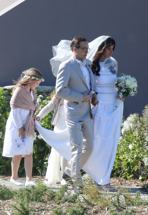 Mariage de Jean-Luc Delarue et Anissa Kehl à Belle-île-en-mer, le 12 mai 2012. Le couple s'est marié dans la maison de l'animateur à Sauzon au cours d'une cérémonie intime. Le fils de Jean-Luc Delarue, Jean, était aux côtés de son père. Le couple, main dans la main, et leurs invités se sont dirigés vers une allée, en direction de la mer, afin de se réunir sur la plage.