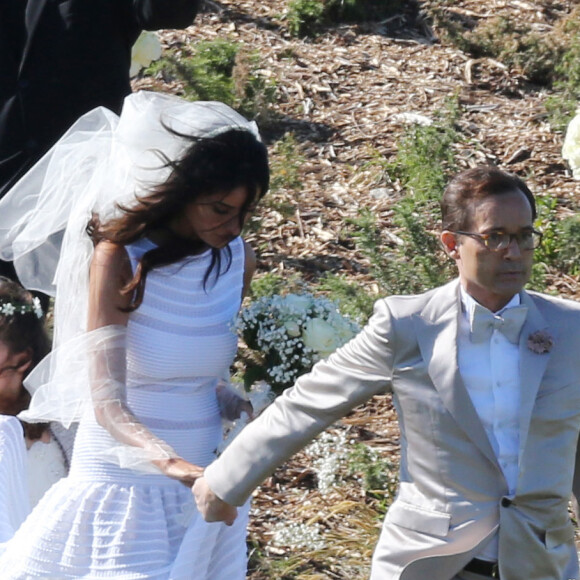 Mariage de Jean-Luc Delarue et Anissa Kehl à Belle-île-en-mer, le 12 mai 2012. Le couple s'est marié dans la maison de l'animateur à Sauzon au cours d'une cérémonie intime. Le fils de Jean-Luc Delarue, Jean, était aux côtés de son père. Le couple, main dans la main, et leurs invités se sont dirigés vers une allée, en direction de la mer, afin de se réunir sur la plage.