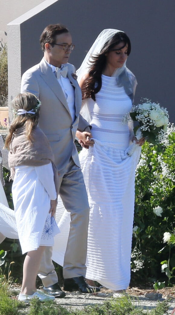 Mariage de Jean-Luc Delarue et Anissa Kehl à Belle-île-en-mer, le 12 mai 2012. Le couple s'est marié dans la maison de l'animateur à Sauzon au cours d'une cérémonie intime. Le fils de Jean-Luc Delarue, Jean, était aux côtés de son père. Le couple, main dans la main, et leurs invités se sont dirigés vers une allée, en direction de la mer, afin de se réunir sur la plage.