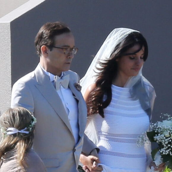 Mariage de Jean-Luc Delarue et Anissa Kehl à Belle-île-en-mer, le 12 mai 2012. Le couple s'est marié dans la maison de l'animateur à Sauzon au cours d'une cérémonie intime. Le fils de Jean-Luc Delarue, Jean, était aux côtés de son père. Le couple, main dans la main, et leurs invités se sont dirigés vers une allée, en direction de la mer, afin de se réunir sur la plage.