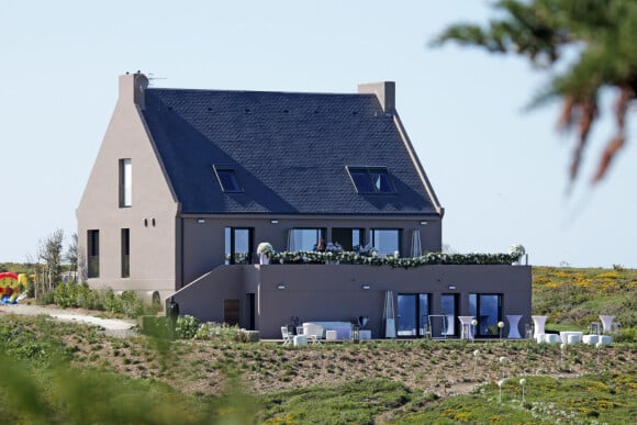 Mariage de Jean-Luc Delarue et Anissa Kehl à Belle-île-en-mer, le 12 mai 2012. Le couple s'est marié dans la maison de l'animateur à Sauzon au cours d'une cérémonie intime. Le fils de Jean-Luc Delarue, Jean, était aux côtés de son père. Le couple, main dans la main, et leurs invités se sont dirigés vers une allée, en direction de la mer, afin de se réunir sur la plage.