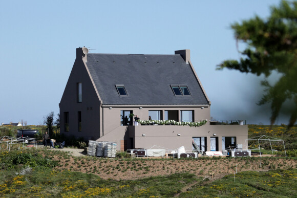 Mariage de Jean-Luc Delarue et Anissa Kehl à Belle-île-en-mer, le 12 mai 2012. Le couple s'est marié dans la maison de l'animateur à Sauzon au cours d'une cérémonie intime. Le fils de Jean-Luc Delarue, Jean, était aux côtés de son père. Le couple, main dans la main, et leurs invités se sont dirigés vers une allée, en direction de la mer, afin de se réunir sur la plage.