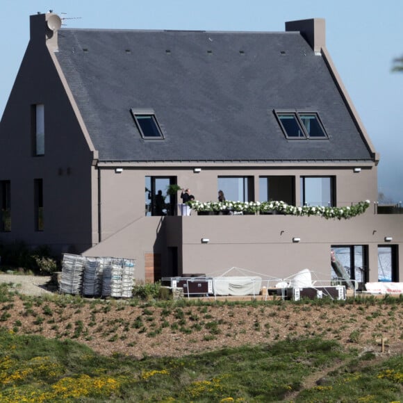 Mariage de Jean-Luc Delarue et Anissa Kehl à Belle-île-en-mer, le 12 mai 2012. Le couple s'est marié dans la maison de l'animateur à Sauzon au cours d'une cérémonie intime. Le fils de Jean-Luc Delarue, Jean, était aux côtés de son père. Le couple, main dans la main, et leurs invités se sont dirigés vers une allée, en direction de la mer, afin de se réunir sur la plage.