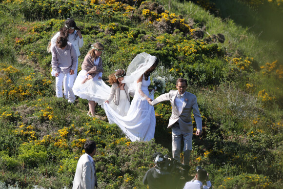 Mariage de Jean-Luc Delarue et Anissa Kehl à Belle-île-en-mer, le 12 mai 2012. Le couple s'est marié dans la maison de l'animateur à Sauzon au cours d'une cérémonie intime. Le fils de Jean-Luc Delarue, Jean, était aux côtés de son père. Le couple, main dans la main, et leurs invités se sont dirigés vers une allée, en direction de la mer, afin de se réunir sur la plage.