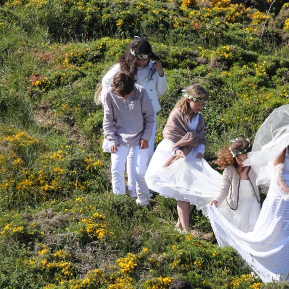 Mariage de Jean-Luc Delarue et Anissa Kehl à Belle-île-en-mer, le 12 mai 2012. Le couple s'est marié dans la maison de l'animateur à Sauzon au cours d'une cérémonie intime. Le fils de Jean-Luc Delarue, Jean, était aux côtés de son père. Le couple, main dans la main, et leurs invités se sont dirigés vers une allée, en direction de la mer, afin de se réunir sur la plage.