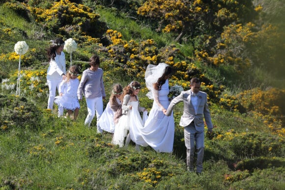 Mariage de Jean-Luc Delarue et Anissa Kehl à Belle-île-en-mer, le 12 mai 2012. Le couple s'est marié dans la maison de l'animateur à Sauzon au cours d'une cérémonie intime. Le fils de Jean-Luc Delarue, Jean, était aux côtés de son père. Le couple, main dans la main, et leurs invités se sont dirigés vers une allée, en direction de la mer, afin de se réunir sur la plage.