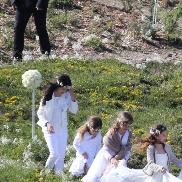 Mariage de Jean-Luc Delarue et Anissa Kehl à Belle-île-en-mer, le 12 mai 2012. Le couple s'est marié dans la maison de l'animateur à Sauzon au cours d'une cérémonie intime. Le fils de Jean-Luc Delarue, Jean, était aux côtés de son père. Le couple, main dans la main, et leurs invités se sont dirigés vers une allée, en direction de la mer, afin de se réunir sur la plage.