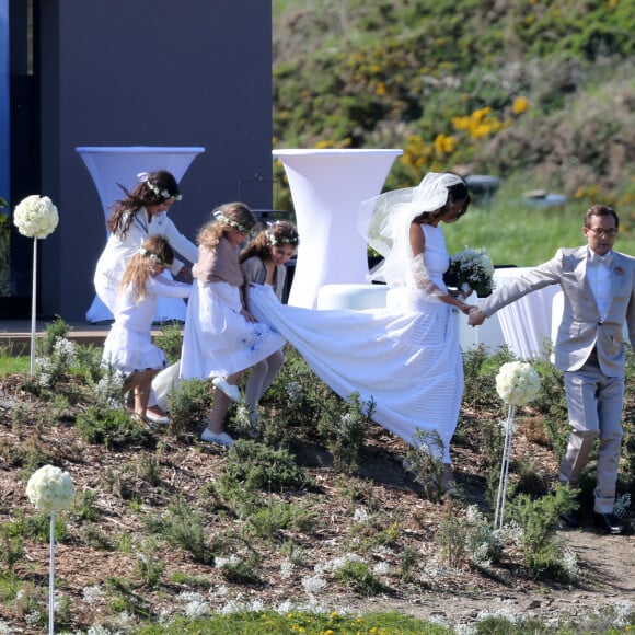 Mariage de Jean-Luc Delarue et Anissa Kehl à Belle-île-en-mer, le 12 mai 2012. Le couple s'est marié dans la maison de l'animateur à Sauzon au cours d'une cérémonie intime. Le fils de Jean-Luc Delarue, Jean, était aux côtés de son père. Le couple, main dans la main, et leurs invités se sont dirigés vers une allée, en direction de la mer, afin de se réunir sur la plage.