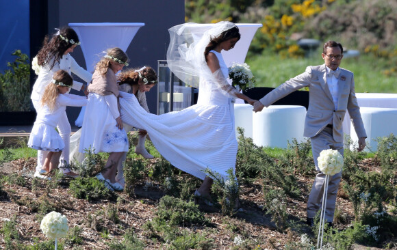 Mariage de Jean-Luc Delarue et Anissa Kehl à Belle-île-en-mer, le 12 mai 2012. Le couple s'est marié dans la maison de l'animateur à Sauzon au cours d'une cérémonie intime. Le fils de Jean-Luc Delarue, Jean, était aux côtés de son père. Le couple, main dans la main, et leurs invités se sont dirigés vers une allée, en direction de la mer, afin de se réunir sur la plage.