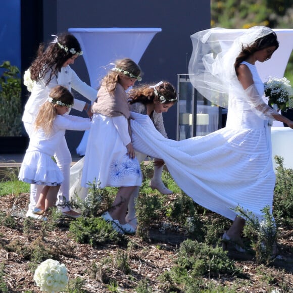 Mariage de Jean-Luc Delarue et Anissa Kehl à Belle-île-en-mer, le 12 mai 2012. Le couple s'est marié dans la maison de l'animateur à Sauzon au cours d'une cérémonie intime. Le fils de Jean-Luc Delarue, Jean, était aux côtés de son père. Le couple, main dans la main, et leurs invités se sont dirigés vers une allée, en direction de la mer, afin de se réunir sur la plage.