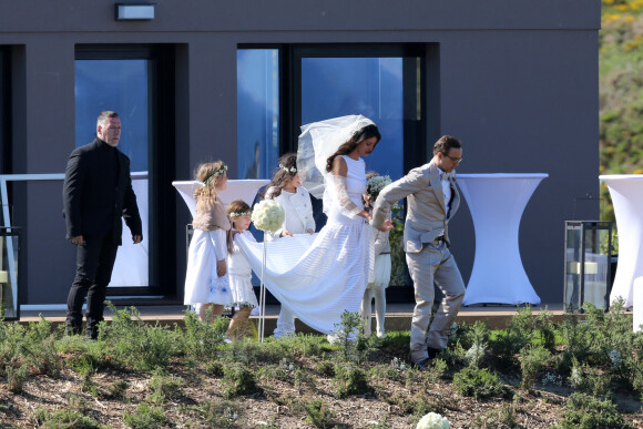 Mariage de Jean-Luc Delarue et Anissa Kehl à Belle-île-en-mer, le 12 mai 2012. Le couple s'est marié dans la maison de l'animateur à Sauzon au cours d'une cérémonie intime. Le fils de Jean-Luc Delarue, Jean, était aux côtés de son père. Le couple, main dans la main, et leurs invités se sont dirigés vers une allée, en direction de la mer, afin de se réunir sur la plage.