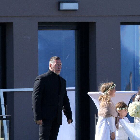 Mariage de Jean-Luc Delarue et Anissa Kehl à Belle-île-en-mer, le 12 mai 2012. Le couple s'est marié dans la maison de l'animateur à Sauzon au cours d'une cérémonie intime. Le fils de Jean-Luc Delarue, Jean, était aux côtés de son père. Le couple, main dans la main, et leurs invités se sont dirigés vers une allée, en direction de la mer, afin de se réunir sur la plage.