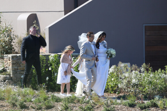 Mariage de Jean-Luc Delarue et Anissa Kehl à Belle-île-en-mer, le 12 mai 2012. Le couple s'est marié dans la maison de l'animateur à Sauzon au cours d'une cérémonie intime. Le fils de Jean-Luc Delarue, Jean, était aux côtés de son père. Le couple, main dans la main, et leurs invités se sont dirigés vers une allée, en direction de la mer, afin de se réunir sur la plage.