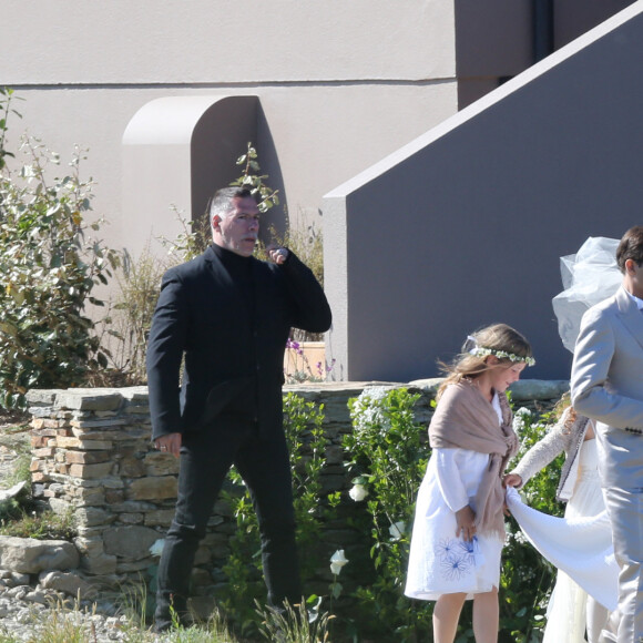 Mariage de Jean-Luc Delarue et Anissa Kehl à Belle-île-en-mer, le 12 mai 2012. Le couple s'est marié dans la maison de l'animateur à Sauzon au cours d'une cérémonie intime. Le fils de Jean-Luc Delarue, Jean, était aux côtés de son père. Le couple, main dans la main, et leurs invités se sont dirigés vers une allée, en direction de la mer, afin de se réunir sur la plage.