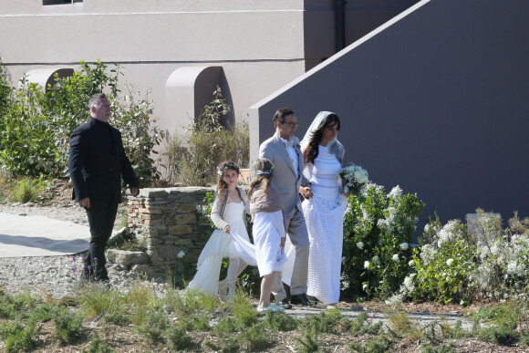 Mariage de Jean-Luc Delarue et Anissa Kehl à Belle-île-en-mer, le 12 mai 2012. Le couple s'est marié dans la maison de l'animateur à Sauzon au cours d'une cérémonie intime. Le fils de Jean-Luc Delarue, Jean, était aux côtés de son père. Le couple, main dans la main, et leurs invités se sont dirigés vers une allée, en direction de la mer, afin de se réunir sur la plage.