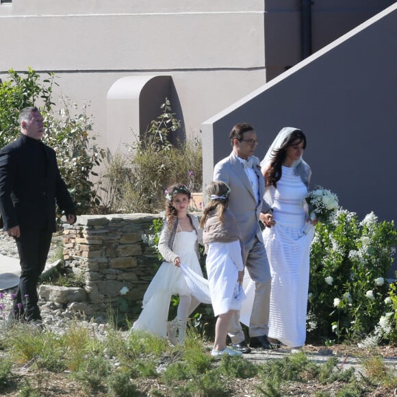 Mariage de Jean-Luc Delarue et Anissa Kehl à Belle-île-en-mer, le 12 mai 2012. Le couple s'est marié dans la maison de l'animateur à Sauzon au cours d'une cérémonie intime. Le fils de Jean-Luc Delarue, Jean, était aux côtés de son père. Le couple, main dans la main, et leurs invités se sont dirigés vers une allée, en direction de la mer, afin de se réunir sur la plage.