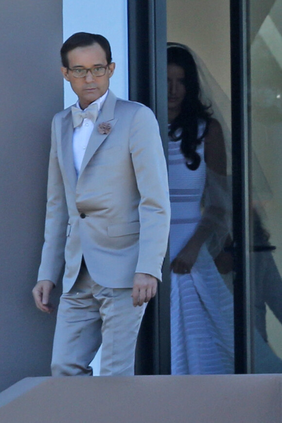 Mariage de Jean-Luc Delarue et Anissa Kehl à Belle-île-en-mer, le 12 mai 2012. Le couple s'est marié dans la maison de l'animateur à Sauzon au cours d'une cérémonie intime. Le fils de Jean-Luc Delarue, Jean, était aux côtés de son père. Le couple, main dans la main, et leurs invités se sont dirigés vers une allée, en direction de la mer, afin de se réunir sur la plage.