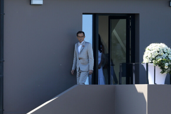 Mariage de Jean-Luc Delarue et Anissa Kehl à Belle-île-en-mer, le 12 mai 2012. Le couple s'est marié dans la maison de l'animateur à Sauzon au cours d'une cérémonie intime. Le fils de Jean-Luc Delarue, Jean, était aux côtés de son père. Le couple, main dans la main, et leurs invités se sont dirigés vers une allée, en direction de la mer, afin de se réunir sur la plage.