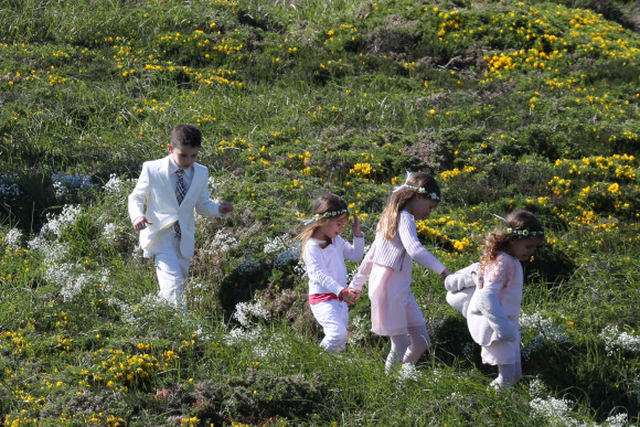 Mariage de Jean-Luc Delarue et Anissa Kehl à Belle-île-en-mer, le 12 mai 2012. Le couple s'est marié dans la maison de l'animateur à Sauzon au cours d'une cérémonie intime. Le fils de Jean-Luc Delarue, Jean, était aux côtés de son père. Le couple, main dans la main, et leurs invités se sont dirigés vers une allée, en direction de la mer, afin de se réunir sur la plage.