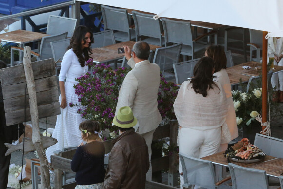 Mariage de Jean-Luc Delarue et Anissa Kehl à Belle-île-en-mer, le 12 mai 2012. Après la cérémonie, le couple a dîné au café de la Cale à Sauson.