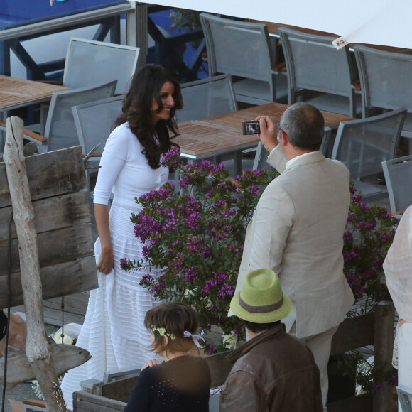Mariage de Jean-Luc Delarue et Anissa Kehl à Belle-île-en-mer, le 12 mai 2012. Après la cérémonie, le couple a dîné au café de la Cale à Sauson.