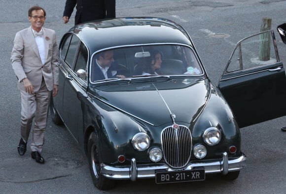 Mariage de Jean-Luc Delarue et Anissa Kehl à Belle-île-en-mer, le 12 mai 2012. Après la cérémonie, le couple a dîné au café de la Cale à Sauson.