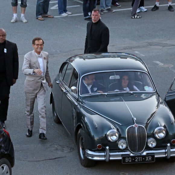 Mariage de Jean-Luc Delarue et Anissa Kehl à Belle-île-en-mer, le 12 mai 2012. Après la cérémonie, le couple a dîné au café de la Cale à Sauson.