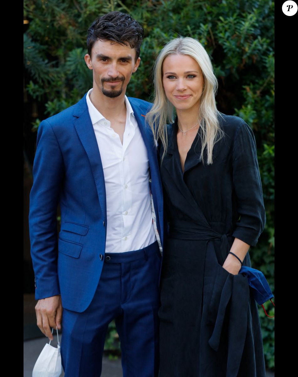 Exclusif - les coureurs cyclistes Julian Alaphilippe et sa compagne Marion Rousse - Arrivées de l'émission "Vivement Dimanche" qui sera diffusée le 24 octobre 2021 au Studio Gabriel à Paris, France, le 14 octobre 2021. © Christophe Clovis / Bestimage No web, no Blog pour la Belgique et la Suisse