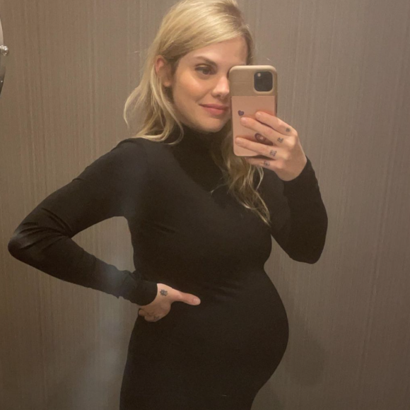 Coeur de Pirate, enceinte de son deuxième enfant, a pris un dernier selfie avant l'accouchement.