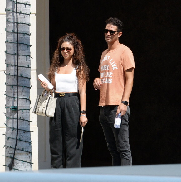 Sarah Hyland et son fiancé Wells Adams font du shopping sur Rodeo Drive à Beverly Hills. Los Angeles, le 25 juillet 2022. 