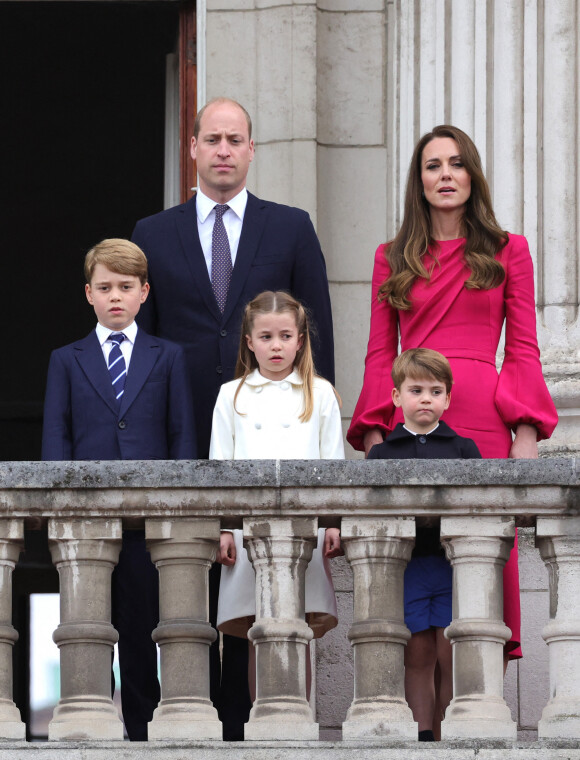 Le prince William, duc de Cambridge, Catherine Kate Middleton, duchesse de Cambridge et leurs enfants le prince George, la princesse Charlotte et le prince Louis - La famille royale regarde la grande parade qui clôture les festivités du jubilé de platine de la reine à Londres le 5 juin 2022. 