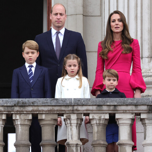 Le prince William, duc de Cambridge, Catherine Kate Middleton, duchesse de Cambridge et leurs enfants le prince George, la princesse Charlotte et le prince Louis - La famille royale regarde la grande parade qui clôture les festivités du jubilé de platine de la reine à Londres le 5 juin 2022. 