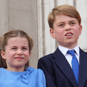 La princesse Charlotte de Cambridge, le prince George - Les membres de la famille royale regardent le défilé Trooping the Colour depuis un balcon du palais de Buckingham à Londres lors des célébrations du jubilé de platine de la reine le 2 juin 2022. 