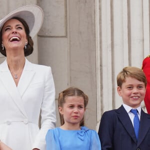 Catherine Kate Middleton, duchesse de Cambridge avec ses enfants le prince Louis, la princesse Charlotte et le prince George - Les membres de la famille royale regardent le défilé Trooping the Colour depuis un balcon du palais de Buckingham à Londres lors des célébrations du jubilé de platine de la reine le 2 juin 2022. 