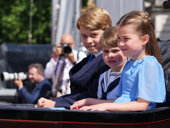 Le prince George de Cambridge, le prince Louis et la princesse Charlotte - Les membres de la famille royale regardent le défilé Trooping the Colour depuis un balcon du palais de Buckingham à Londres lors des célébrations du jubilé de platine de la reine. 