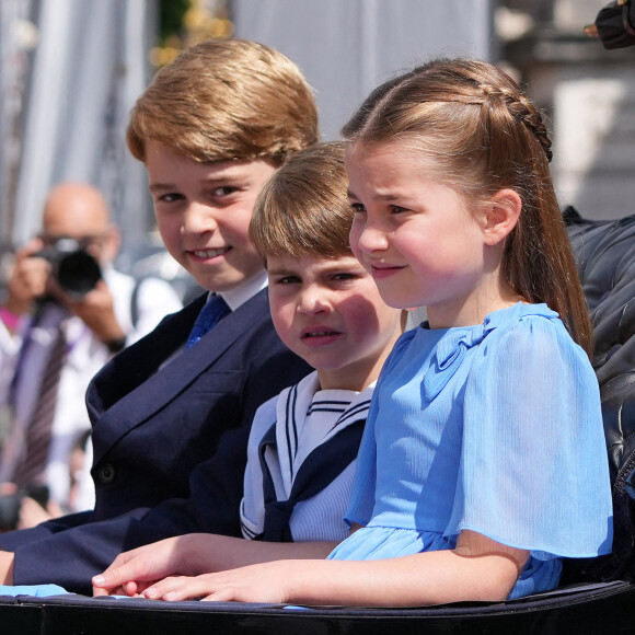 Le prince George de Cambridge, le prince Louis et la princesse Charlotte - Les membres de la famille royale regardent le défilé Trooping the Colour depuis un balcon du palais de Buckingham à Londres lors des célébrations du jubilé de platine de la reine. 