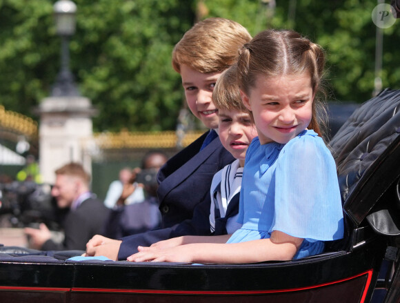 Le prince George de Cambridge, le prince Louis et la princesse Charlotte - Les membres de la famille royale regardent le défilé Trooping the Colour depuis un balcon du palais de Buckingham à Londres lors des célébrations du jubilé de platine de la reine le 2 juin 2022. 