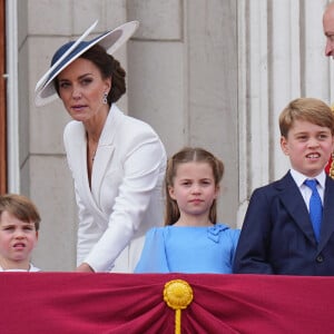 Catherine Kate Middleton, duchesse de Cambridge, le prince William, duc de Cambridge et leurs enfants, le prince Louis, le prince George et la princesse Charlotte - Les membres de la famille royale regardent le défilé Trooping the Colour depuis un balcon du palais de Buckingham à Londres lors des célébrations du jubilé de platine de la reine le 2 juin 2022. 