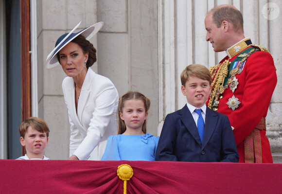 Catherine Kate Middleton, duchesse de Cambridge, le prince William, duc de Cambridge et leurs enfants, le prince Louis, le prince George et la princesse Charlotte - Les membres de la famille royale regardent le défilé Trooping the Colour depuis un balcon du palais de Buckingham à Londres lors des célébrations du jubilé de platine de la reine le 2 juin 2022. 