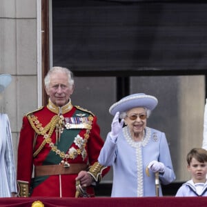 Timothy Laurence, la princesse Anne, Camilla Parker Bowles, duchesse de Cornouailles, le prince Charles, prince de Galles, la reine Elisabeth II d'Angleterre, le prince William, duc de Cambridge, et Catherine (Kate) Middleton, duchesse de Cambridge, le prince George de Cambridge, la princesse Charlotte de Cambridge, le prince Louis de Cambridge, - Les membres de la famille royale saluent la foule depuis le balcon du Palais de Buckingham, lors de la parade militaire "Trooping the Colour" dans le cadre de la célébration du jubilé de platine (70 ans de règne) de la reine Elizabeth II à Londres, le 2 juin 2022. © Avalon/Panoramic/Bestimage 