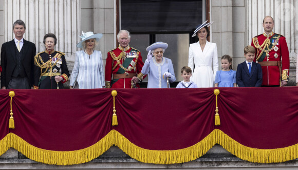 Timothy Laurence, la princesse Anne, Camilla Parker Bowles, duchesse de Cornouailles, le prince Charles, prince de Galles, la reine Elisabeth II d'Angleterre, le prince William, duc de Cambridge, et Catherine (Kate) Middleton, duchesse de Cambridge, le prince George de Cambridge, la princesse Charlotte de Cambridge, le prince Louis de Cambridge, - Les membres de la famille royale saluent la foule depuis le balcon du Palais de Buckingham, lors de la parade militaire "Trooping the Colour" dans le cadre de la célébration du jubilé de platine (70 ans de règne) de la reine Elizabeth II à Londres, le 2 juin 2022. © Avalon/Panoramic/Bestimage 