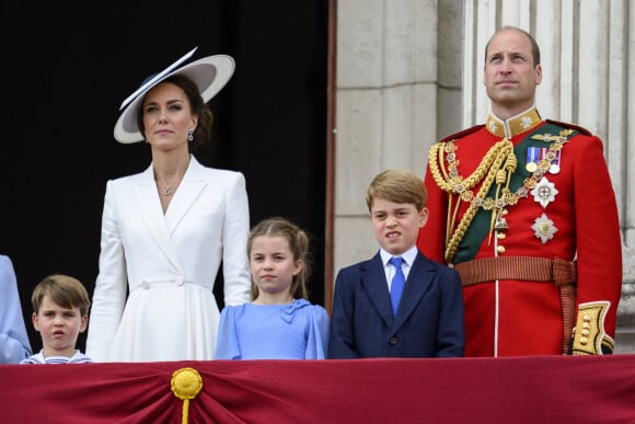 Catherine (Kate) Middleton, duchesse de Cambridge, le prince Louis de Cambridge, la princesse Charlotte de Cambridge, le prince George de Cambridge et le prince William, duc de Cambridge, - Les membres de la famille royale saluent la foule depuis le balcon du Palais de Buckingham, lors de la parade militaire "Trooping the Colour" dans le cadre de la célébration du jubilé de platine (70 ans de règne) de la reine Elizabeth II à Londres, le 2 juin 2022. © Avalon/Panoramic/Bestimage 