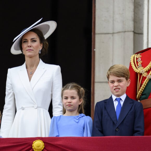 Catherine (Kate) Middleton, duchesse de Cambridge, le prince Louis de Cambridge, la princesse Charlotte de Cambridge, le prince George de Cambridge et le prince William, duc de Cambridge, - Les membres de la famille royale saluent la foule depuis le balcon du Palais de Buckingham, lors de la parade militaire "Trooping the Colour" dans le cadre de la célébration du jubilé de platine (70 ans de règne) de la reine Elizabeth II à Londres, le 2 juin 2022. © Avalon/Panoramic/Bestimage 